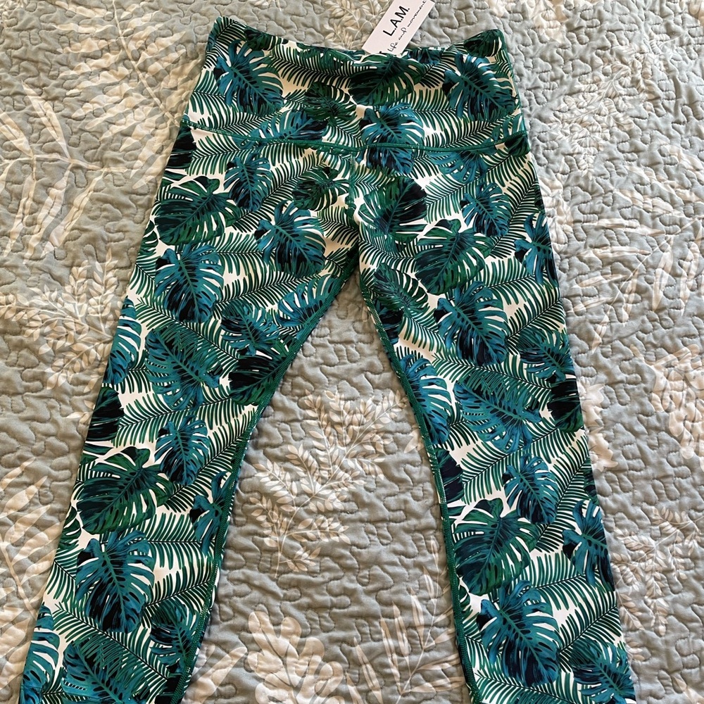 NWTS pair of women’s capri length L.A.M. Palm leaf leggings large